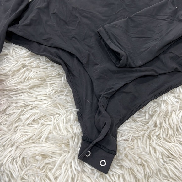 SKIMS  FITS EVERYBODY  LONG SLEEVE CREW NECK BODYSUIT - Picture 8 of 8